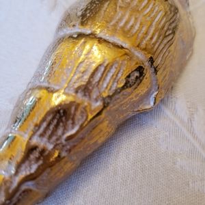 18 kt gold Electroplated shell pin.